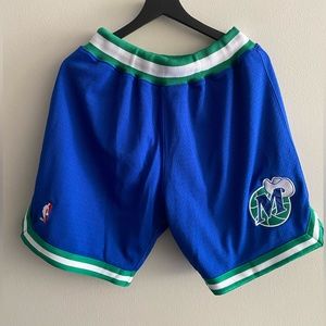 MITCHELL & NESS NBA SWINGMAN SHORTS DALLAS MAVERICKS ROAD 1998-99